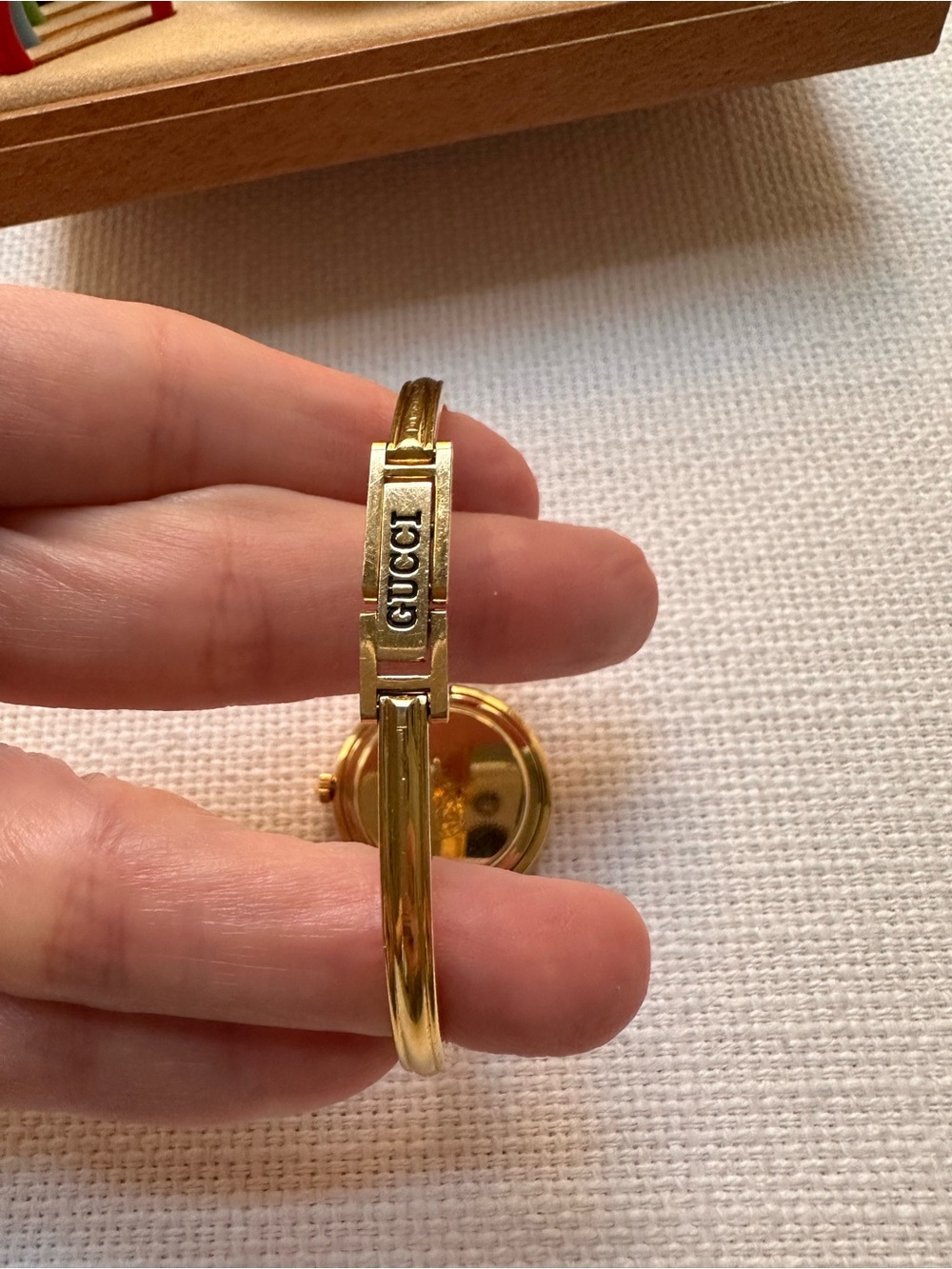 Vintage Gucci Watch with Interchangeable Band Colors - Picture 4 of 7